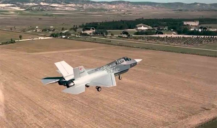 Turkse vijfde generatie gevechtsvliegtuig KAAN, voor de tweede keer opgestegen. Foto en video: Twitter @SavunmaSanayiST
