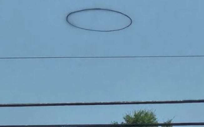 Video: Mysterieuze zwarte ring verschijnt in de lucht en maakt inwoners van Virginia, VS bang