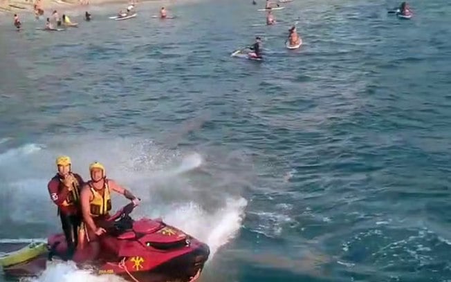 De wind sleept zwemmers tegen de rotsen in Copacabana en laat gewond achter; Bekijk de video